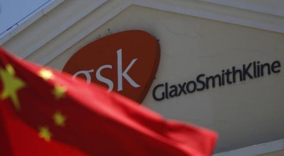 A Chinese national flag is seen in front of a GlaxoSmithKline office building in Shanghai, July 12, 2013
