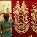  Gold holds near four-week low on india’s bullion plan before fed