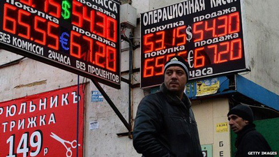 _79759600_russianmenbyforeigincurrencydisplay