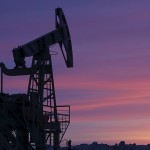 Weaker dollar lifts oil prices, but mood remains bearish